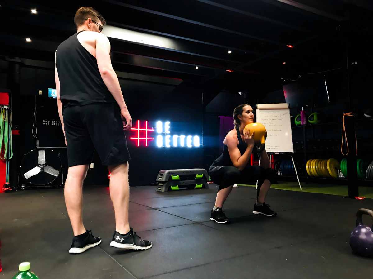 blog-17-what-happens-when-i-enrol-on-a-pt-course A personal trainer training his client in a gym